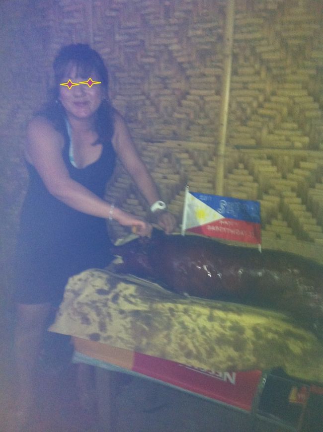 誕生日をフィリピンで迎えた私。<br />福井のKさんも同じ誕生日だったということもあり、フィリピン風誕生会を開くことに！<br />ダイバーさん、スタッフなど総勢20名が集まってみんなで大豚丸焼きをくらいました！<br /><br />記念すべき豚カットを行う私。