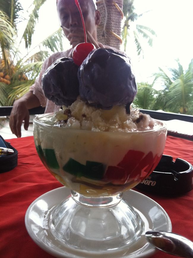 フィリピンといえばハロハロですよね。<br />紫のアイスは、ウベ（紫芋です）<br />あまーーーーいエンドレス。