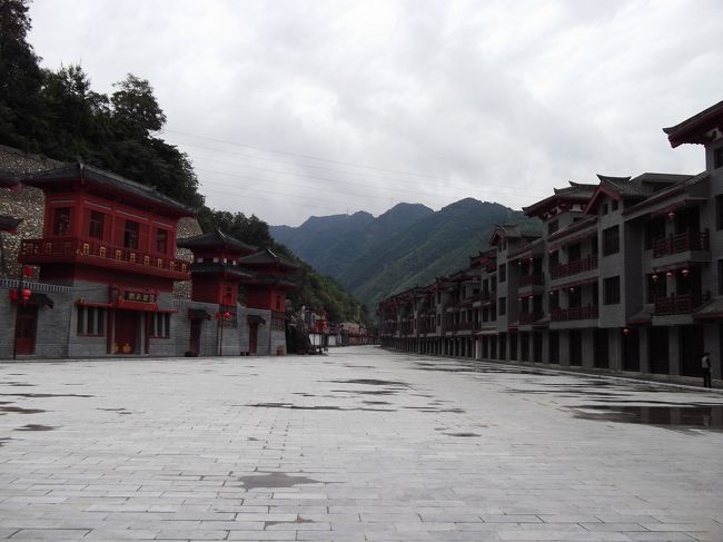 門をくぐると・・・・<br /><br />観光地化してこれからたくさん観光客を呼び込むらしい。<br /><br />準備OKといった感じ。<br /><br />あとは建物にお店を入れればよい。<br /><br />まだ、どこも店は運営していない。