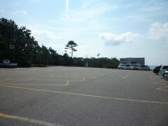 【10:15】千畳敷

平日だからか駐車場はこんな感じでほとんど車がありません。
駐車場にある千畳茶屋という売店？も閉まっていました。