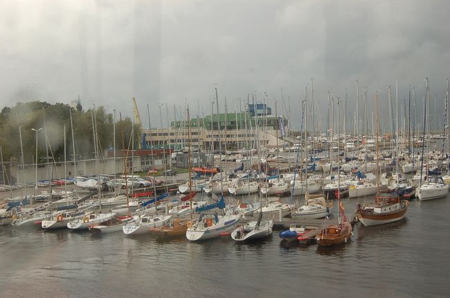 観光バスで郊外へ<br />タリンは、モスクはオリンピックのヨット競技の会場だった<br />だからかヨットが多い