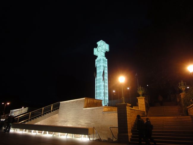 白く光る十字架