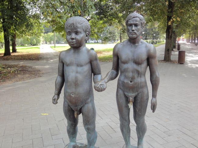 ２つの像<br />童顔とおっさん