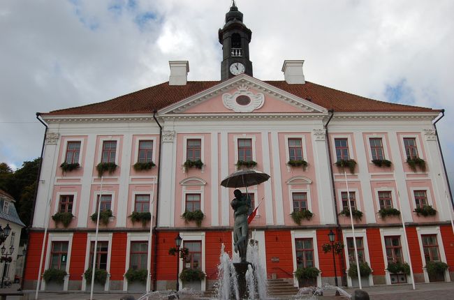 市庁舎の前にある噴水<br />傘さしている像ははじめてみた