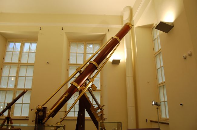 旧天文台の中は公開され難しそうな機会がいっぱいおいてある。<br />プラネタリウムもあるが学生がいたので入れなかった。