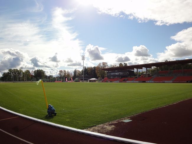 ふらっと入れてしまう<br />子供がコーナーフラッグをいじって遊んでいる