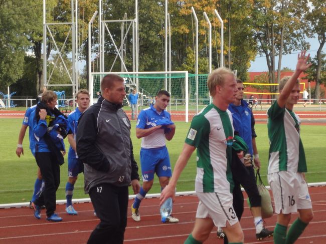 手を振る選手<br />観客は関係者が多いと思う