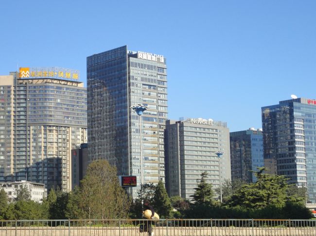 三元橋のオフィス<br />現代的です。街のいたるところに高層ビル。<br />経済が発展しているのを感じる。