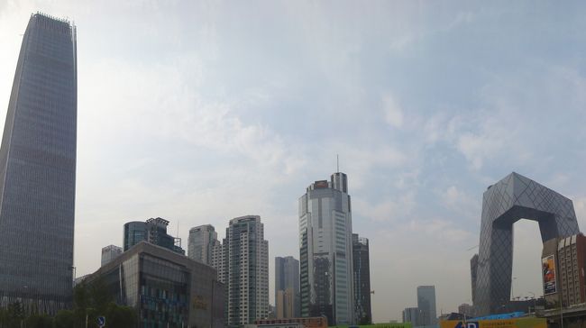 三元橋から天安門まで10kmくらい歩いたときにとおった<br />国貿あたり<br />左の大きなビルはチャイナワールドタワー<br />32Fまでは無料でいける。<br />低層階は、ショッピングモールになっている。