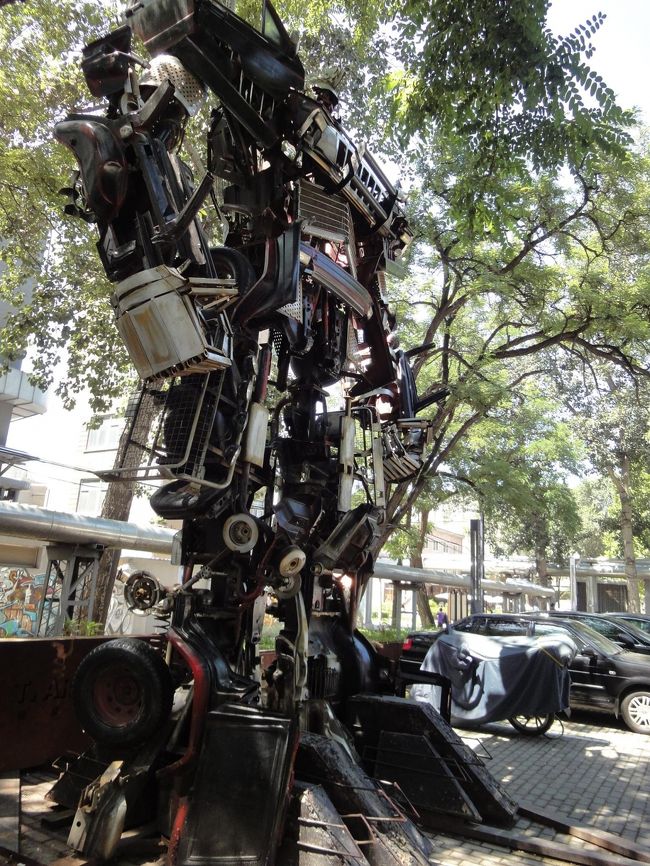 タイヤや鉄で作ったロボット<br />なかなかかっこいい