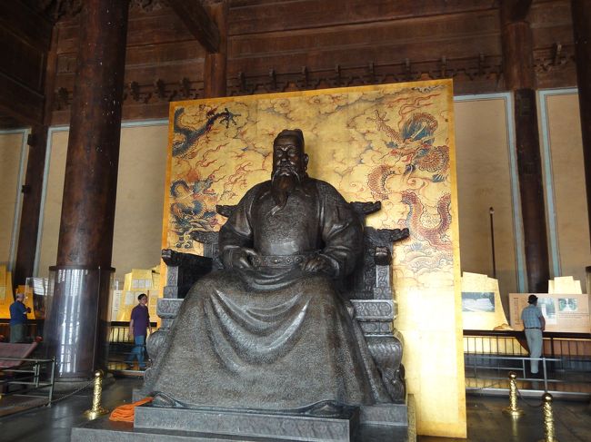 長陵の永楽帝の像