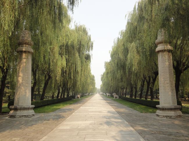 神路<br />左右に石造が続く