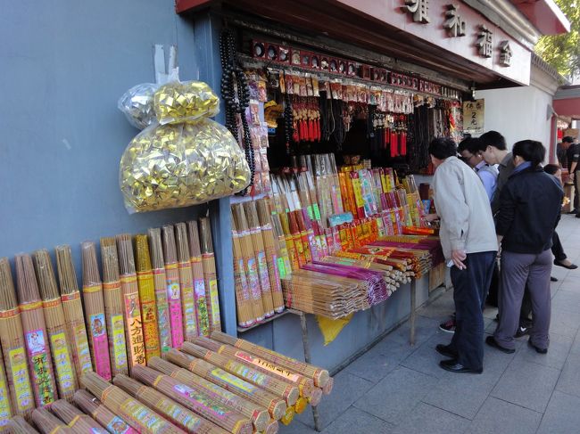 10/1　国慶節のお参りのための線香みたいもの<br />みんな買っていった。<br />サイズは日本より大きい。