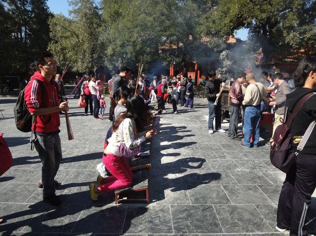 お参りの仕方が少し違う<br />手を合わせるのは一緒だが膝をつくところが違う