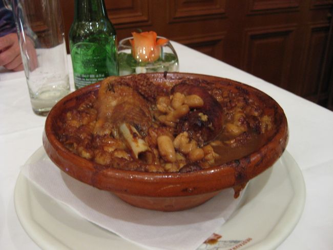 これがトゥールーズのカスレです。<br />カスレはぜひとも味わいたいと思っていました。口コミではしょっぱすぎるなど評価が店によりまちまちで迷いましたが、最終的にはル・コロンビエにしました。<br />オーナーの奥さんらしき人がいろいろ相談にのってくれました。