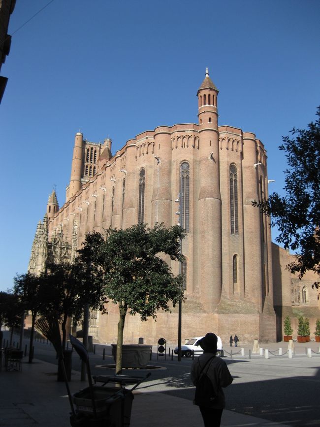 サント･セシル大聖堂。<br />カタリ派の弾圧後、カトリックの威信を示すため建造された。外観は大聖堂というより城砦のよう。内部は華麗で美しい。