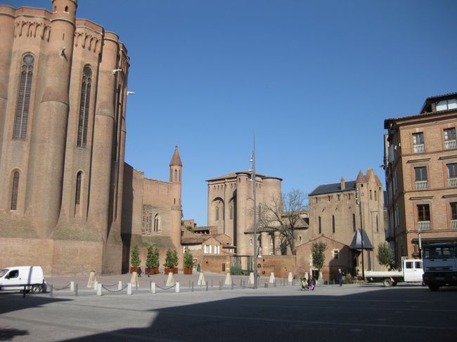 左がサント･セシル大聖堂。その右側がロートレック美術館。