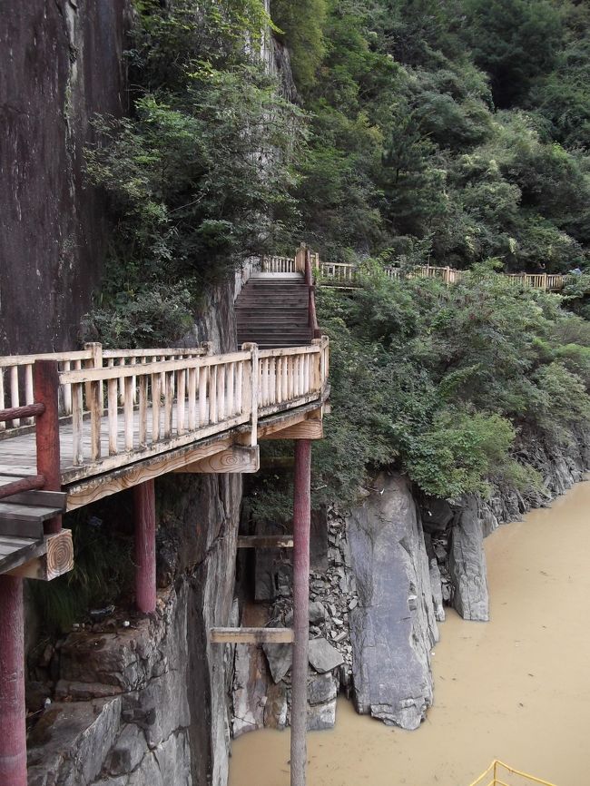 石門桟道<br /><br />ダム湖の上なので、昔の桟道は、ダム湖のそこに沈んでいるだろう。。。そう思うと、やはり、ダム下流側の桟道のほうがいい感じがする。