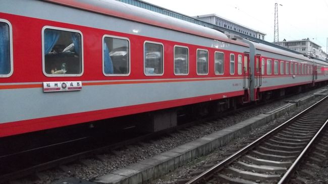 単線なので、上りと下りが交換する。<br /><br />福州行きの列車は、すでに到着していた。<br />ちなみに、同じ成都−福州間を走行する同じ快速列車。折り返してくるやつであった。