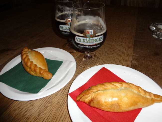 トゥラカイ名物キビナイ。中身はお肉や野菜、チーズなど。