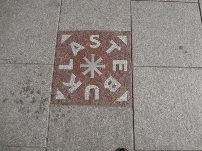 大聖堂の鐘楼の近くにある『奇跡』と書かれた敷石。この上で反時計回りに３回回りながら願い事をすると叶うといわれているらしい。