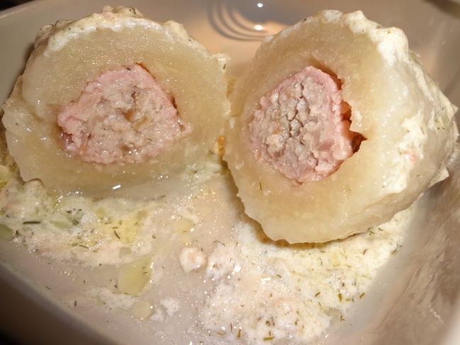 ツェペリナイ・お餅のような食感のじゃがいもでできた皮の中にはお肉が詰められています。ホワイトソースをかけて。この組み合わせが伝統的ですが、中身やソースは選ぶことができました。