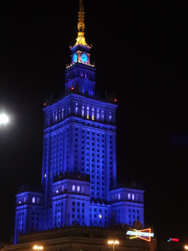 文化科学宮殿・ロシアとの友好を示すためロシア風スターリン建築なのだそう。