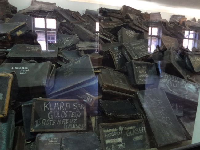 アウシュビッツに収容された人達が持ってきたかばん。後で誰のものかわかるように名前を書かせられたらしい。しかし書かせる方も書いた方も戻れないことはわかっていた・・・。