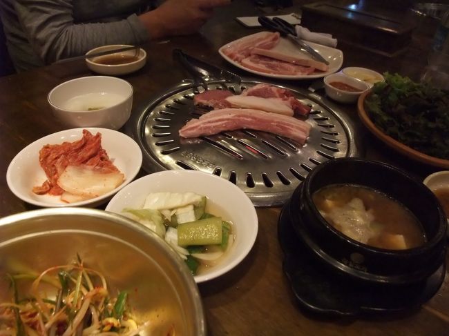 そしたら、2人前なのにすごい量の肉！<br />そして安い！<br /><br />別のお店では、一枚11,000ウォンだった大きさの肉が五枚もあって18,000ウォン！<br />絶対に食べ切れないと思っていたけど、美味しいので、二人で完食しました。<br /><br />結局、サムギョプサルをこの界隈で４軒食べ比べしたけど、<br />量、味もここが一番良かったです。<br /><br />…これで生ビールがあれば言うことない。<br />