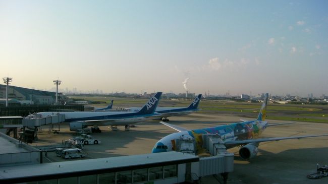 ＷＤＷ（ウォルト・ディズニー・ワールド）の初日。伊丹空港から7：55発ＮＨ2176便の飛行機で成田空港に向かいます。（※ちなみにＮＨ2176便は国際線の機材を使っているのでエコノミークラスでも国際線のビジネスクラスのシートを座席指定できるので大体この2176便をいつも利用しています。）