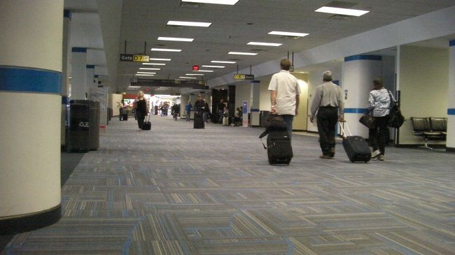 アメリカ国内線があるコンコースＣに移動。（※アメリカ国内線を乗り換える時、コンコースＣで入国審査、税関検査を受けなければなりません。今回、事前にＥＳＴＡで項目を全部埋めていたので「観光です」って言っただけで他に何も突っ込まれず、逆に入国審査員に「good job」と褒められて入国審査を抜けました。なので審査員に突っ込まれたくなければＥＳＴＡの項目を全部埋めることをお勧めします。ちなみに写真撮影と指紋が採られるのでご注意を。）