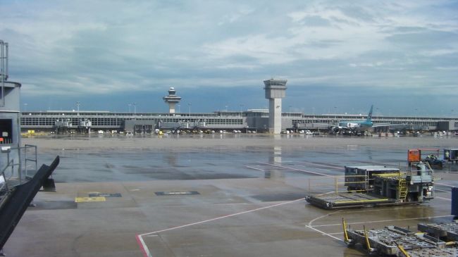 ゲートＤ4でＵＡ778便の搭乗を待ちます。待っている間に雨が止んで晴れてきました。