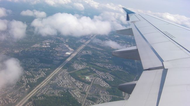 定刻通りに飛行機が離陸、ワシントンＤＣの街が遠ざかっていきます。