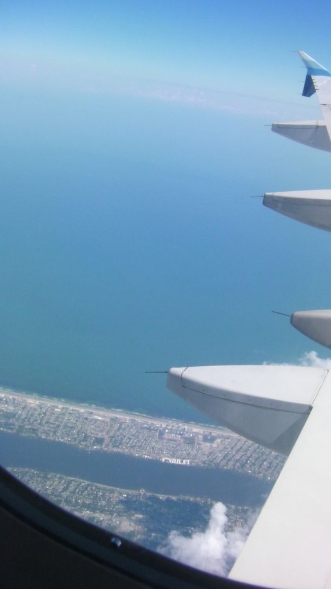 フロリダ上空。気候は晴れ、眼下にきれいな海が広まりテンションがだんだん上がってきました。早くオーランドに着かないかな〜
