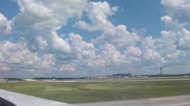 日本を出発してから約16時間の移動の末、やっとオーランド国際空港に到着。ここまで来るのに遠かった〜