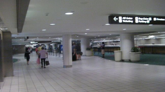 オーランド国際空港のターミナルＢの１階でディズニーマジカルエキスプレスのチェックインを受けます。（※ウォルトディズニー直営のホテルに宿泊する人を対象とした空港〜ホテル間の無料送迎するサービスで主に予約番号と名前を言ったらマジカルエキスプレスに乗るバウチャーをくれます。）