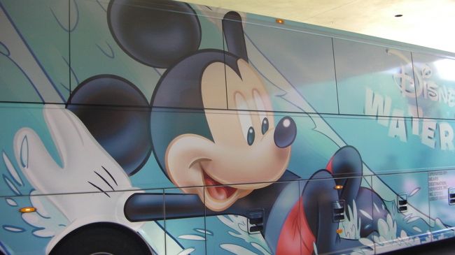 今回はこのバスに乗ってホテルに向かいます。乗車する前に運転手さんに先程チェックインカウンターでもらったバウチャーを渡して荷物を預けるだけでＯＫです。（※ホテルによってバス乗り場が違うので乗り場に向かう前にしっかりとホテル名が書かれた案内板を見てバス乗り場に向かいましょう。）