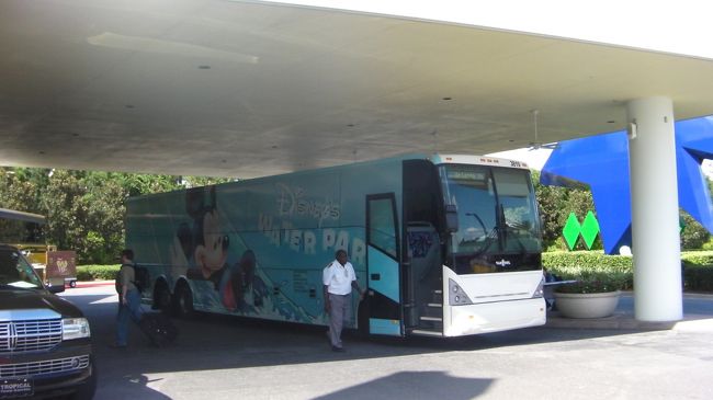 空港から約30分でホテルに到着。運転手さんが荷物を降ろしてくれます。