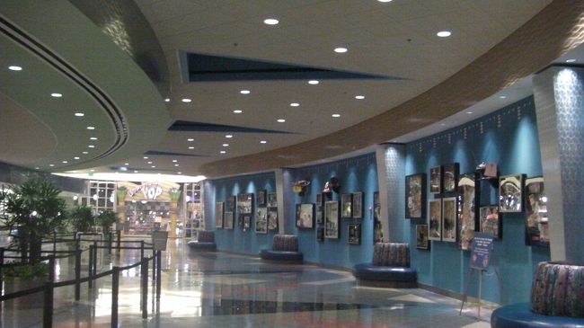 ホテルのフロント付近。いろいろな飾り付けがしてあるので見て楽しいホテルです。例えば・・・