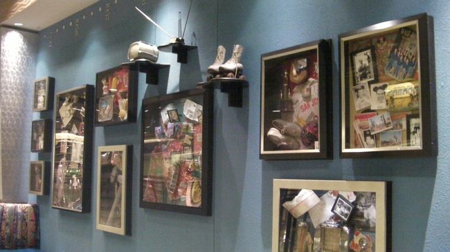 こんな感じの飾りがフロント近くの壁にぎっしり飾り付けています。