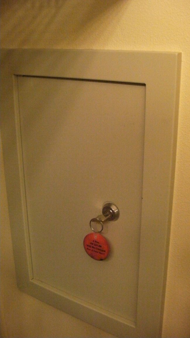 部屋の洗面台の壁にある室内金庫。開けてみると・・・