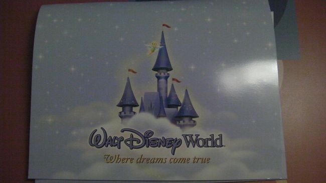 ホテルでチェックインを済ますとパッケージプランで宿泊する人に対してこのような大きな封筒が渡されます。中身はというと・・・