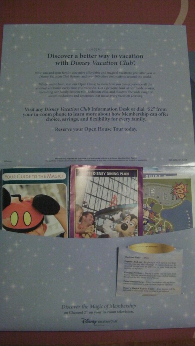 封筒手前側にルームキーが、そして封筒の中にはダイニングプランが使える店のリストや各テーマパークの案内が入っています。（ダイニングプランとは宿泊する他に食事が付いているプランのことをいいます。もっと簡単に言うと食券みたいな感じのもので、レストランなどで食べ終わってお勘定するときルームキーを見せてダイニングプラン利用の旨を伝えたら食事が無料になります。ただしチップが別途必要ということ、また宿泊する日数によって使用回数が違うのでご注意が必要です。たとえば今回はホテルに５泊するので食券が５回までしか使えないという感じです。）<br /><br />※ダイニングプランのおおまか内容は以下のとおりです<br />①スナックサービス（お菓子やドリンクなどに使える食券）②クイックサービス（ホテル・パーク内のファーストフード店で使える食券）③テーブルサービス（レストランで使える食券）<br />