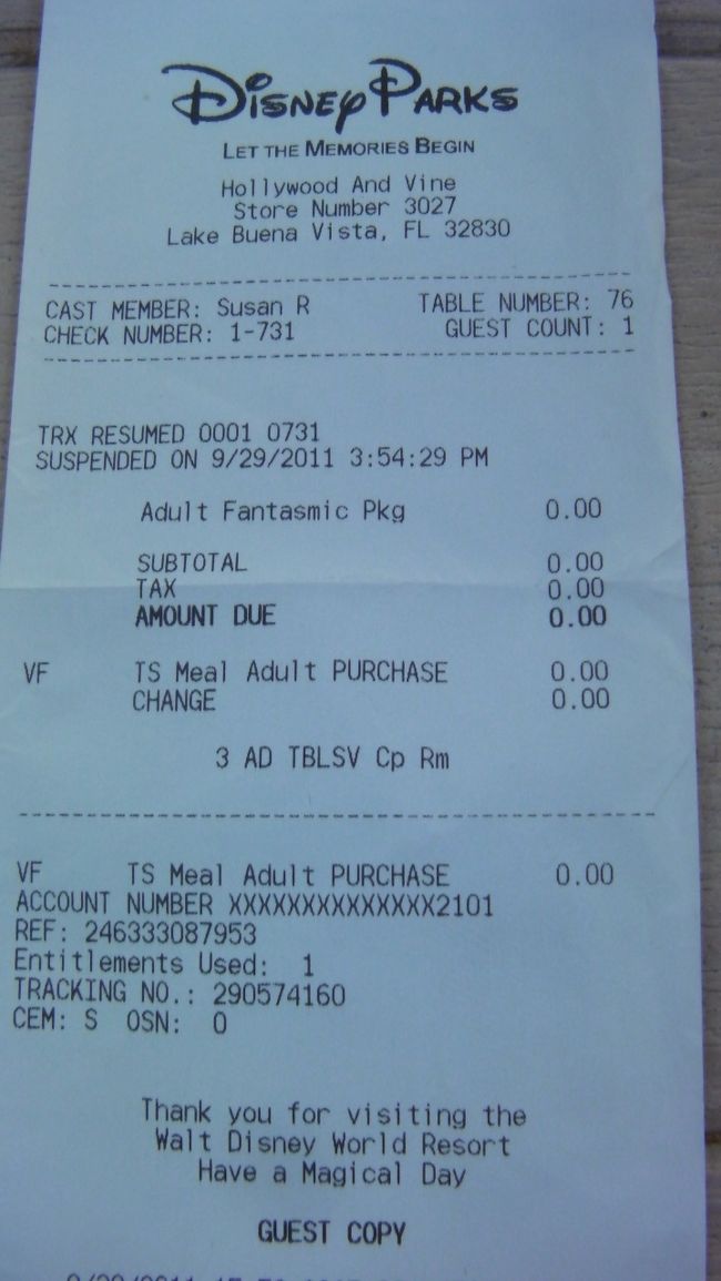 番外編、ダイニングプランを利用した時にもらえるレシートです。ここに「３　ＡＤ　ＴＢＬＳＶ　Ｃｐ　Ｒｍ」という表示があるのですが、これは「あと３回までテーブルサービスが使えますよ」という表示なのでレストラン等でダイニングプランを使った後この表示を見てあと何回使えるのかの確認をした方がいいと思います。（※チップについてクレジットカードを使う場合は店側の控えの伝票にＴｉｐという空白の欄があるのでそこに金額を書いておけばいいです。また現金でチップを払う場合には伝票のＴｉｐ欄に金額を書かずにルームキーと一緒に現金を添えてサーバー（自分を担当する店の従業員）に渡したらＯＫです。）