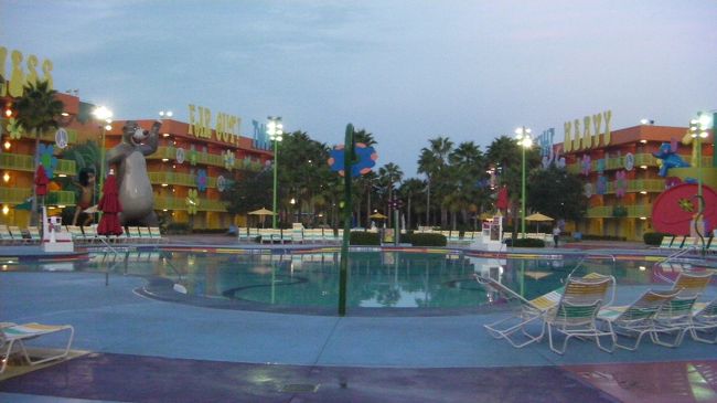 部屋に荷物を置いた後、ホテル内を散策に出かけました。これはホテルのプールで夜の12時まで泳げます。