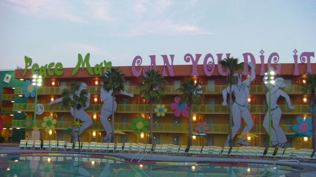 宿泊棟。各年代の棟によって棟の飾りが異なります。