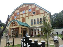 どうやら遊覧船乗り場には併設駐車場はないようです。
引き返さないといけないかなあ、と走ってましたら、阿寒観光協会の建物発見。
たまたま横の駐車場が１台空いてたので、停めて情報収集に行きます。
