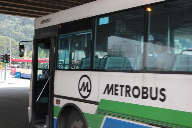 滞在時間は殆どないので行く場所は一つだけ。<br />ネットで調べてバトゥケイブに行くことにしました。<br />一泊して、翌日にローカルバスのりこむ。<br />宿のすぐそばのバス停から30分強でいけました。