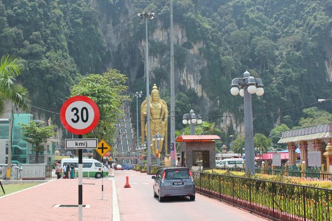 なんか金色のでっかい像が。<br />だいたいみなさんツアーバスかタクシーで来ているみたい。