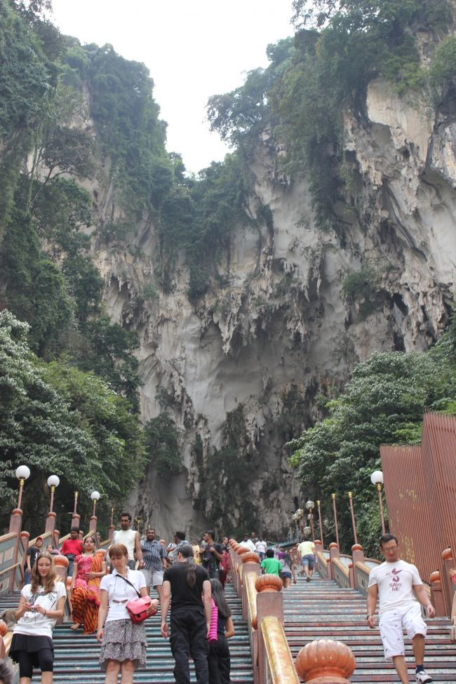 こんな階段をのぼっていきます。<br />結構長い。